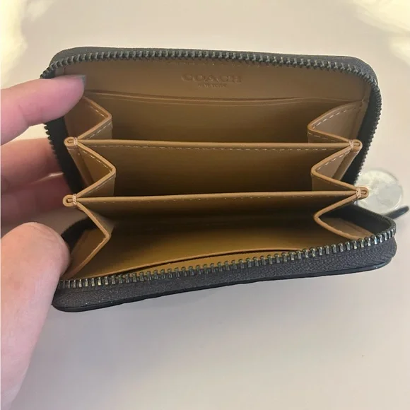 Coach essential small zip around card case - Picture 3 of 4